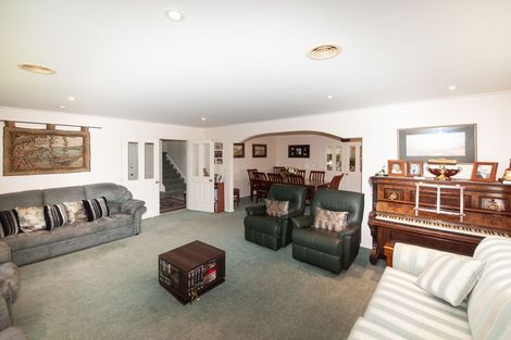 Photo of property in 6 Derry Hill, Churton Park, Wellington, 6037