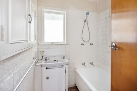 Photo of property in 37 Kenmore Street, Newlands, Wellington, 6037