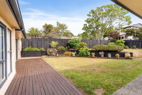 Photo of property in 20 John Downs Drive, Browns Bay, Auckland, 0630