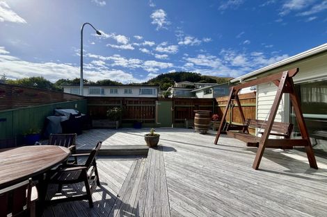 Photo of property in 1 Spicer Place, Tawa, Wellington, 5028