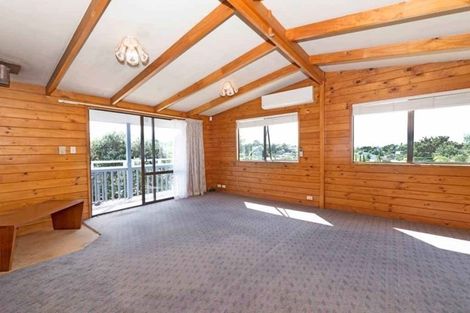 Photo of property in 1/28 Elizabeth Drive, West Harbour, Auckland, 0618