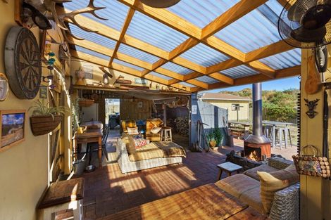 Photo of property in 6 James Street, Waikawa Beach, Levin, 5573