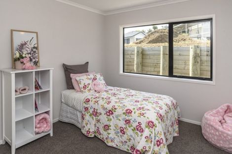 Photo of property in 2 Oakmont Crescent, Waiwhakaiho, New Plymouth, 4312