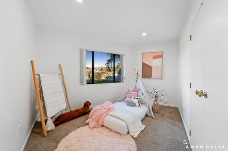 Photo of property in 2/26 Unsworth Drive, Unsworth Heights, Auckland, 0632