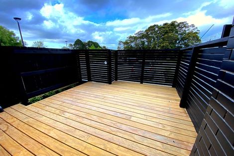 Photo of property in 15 Meg Lane, Glen Eden, 0602