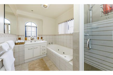 Photo of property in 11 Glenveagh Park Drive, Weymouth, Auckland, 2103