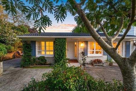 Photo of property in 2/220 East Coast Road, Forrest Hill, Auckland, 0620