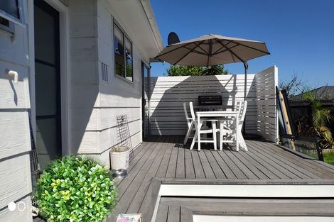 Photo of property in 15 Kelman Road, Kelston, Auckland, 0602