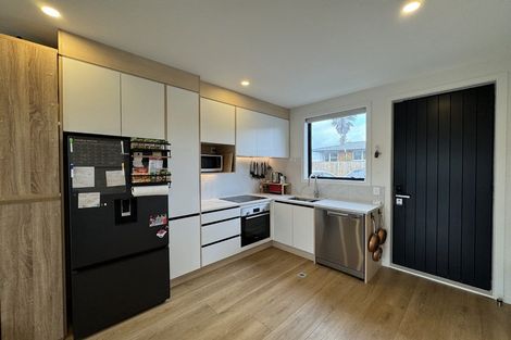 Photo of property in 27d Dawnhaven Drive, Te Atatu Peninsula, Auckland, 0610