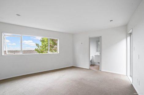 Photo of property in 1a Highgrove Lane, Totara Vale, Auckland, 0632