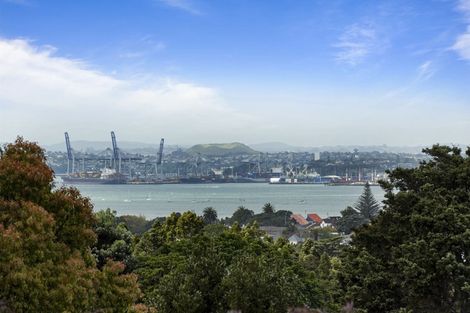 Photo of property in 2/71 Pupuke Road, Northcote, Auckland, 0627