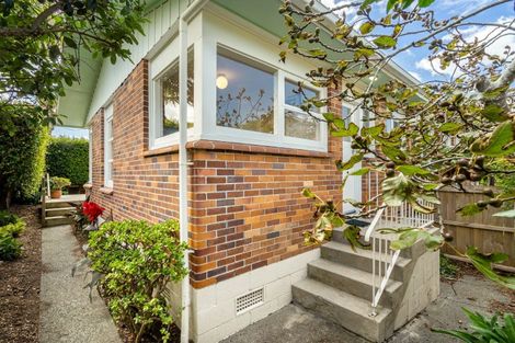 Photo of property in 2/2b Grove Road, Narrow Neck, Auckland, 0624