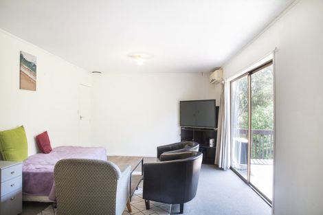 Photo of property in 58 Easton Park Parade, Glenfield, Auckland, 0629