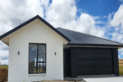 Photo of property in 28 Tahuna Minhinnick Drive, Glenbrook, 2681