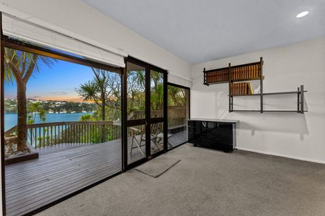 Photo of property in 2/102 Queen Street, Northcote Point, Auckland, 0627