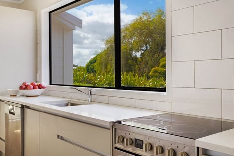 Photo of property in 124 Archibald Road, Kelston, Auckland, 0602