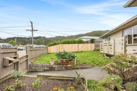 Photo of property in 32 Ruthven Road, Wainuiomata, Lower Hutt, 5014