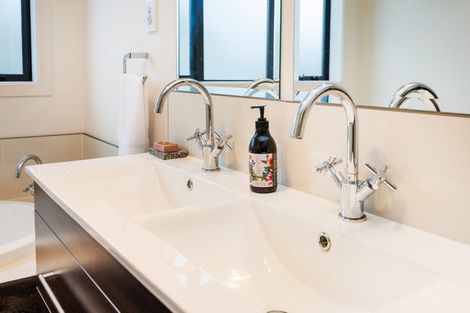 Photo of property in 7 Vaucluse Heights, Fitzherbert, Palmerston North, 4410