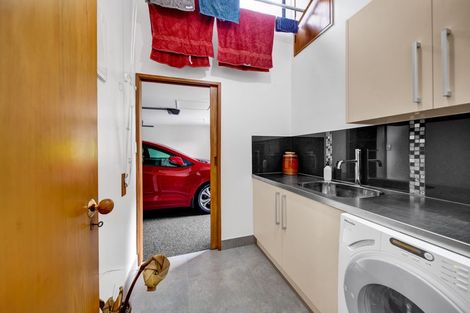 Photo of property in 10 Kinross Drive, Merrilands, New Plymouth, 4312