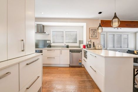 Photo of property in 15 Leiden Place, Totara Vale, Auckland, 0629