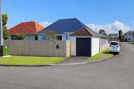 Photo of property in 48 Omata Road, Marfell, New Plymouth, 4310