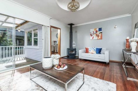 Photo of property in 49 Totaravale Drive, Totara Vale, Auckland, 0629