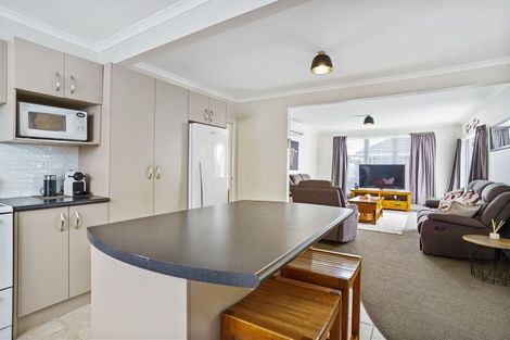 Photo of property in 11 Paton Avenue, Te Atatu South, Auckland, 0610