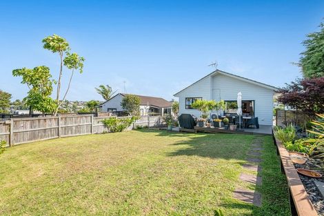 Photo of property in 17 Leiden Place, Totara Vale, Auckland, 0629