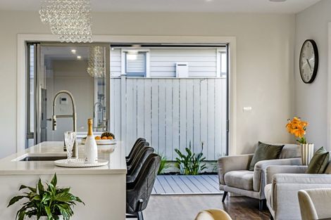 Photo of property in 33 Te Oneroa Way, Long Bay, Auckland, 0630