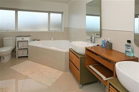 Photo of property in 106 Lake Panorama Drive, Henderson Valley, Auckland, 0612