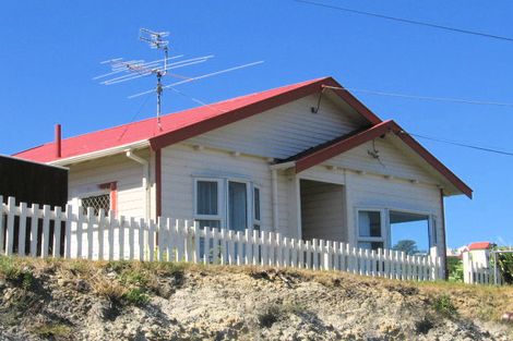 Photo of property in 18 Carlisle Street, Island Bay, Wellington, 6023