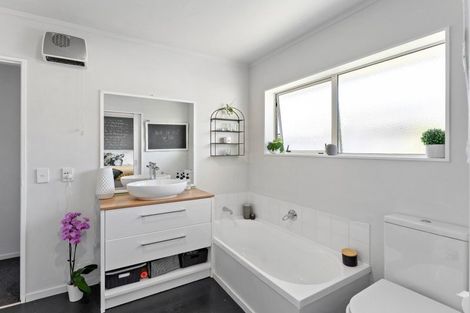 Photo of property in 5a Hemi Street, Waikanae, 5036