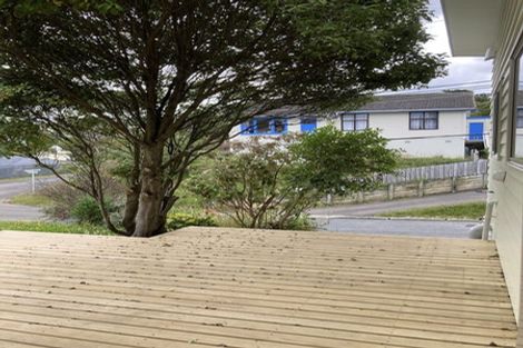 Photo of property in 4 Miles Crescent, Newlands, Wellington, 6037