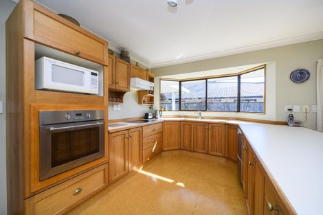 Photo of property in 16 Durham Crescent, Palmerston North, 4414