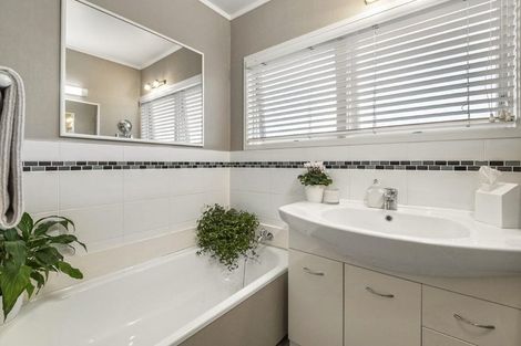 Photo of property in 26 Holdaway Avenue, Northcote, Auckland, 0627