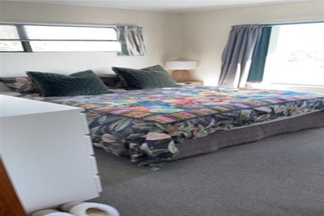 Photo of property in 1/17 Exeter Place, Unsworth Heights, Auckland, 0632