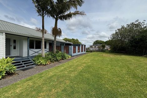 Photo of property in 1 Gosford Drive, Botany Downs, Auckland, 2010