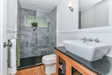 Photo of property in 48a Waterview Road, Stanley Point, Auckland, 0624