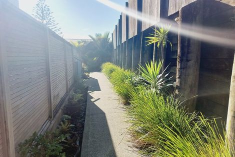 Photo of property in 2a/20 Ian Marwick Place, Birkenhead, Auckland, 0626