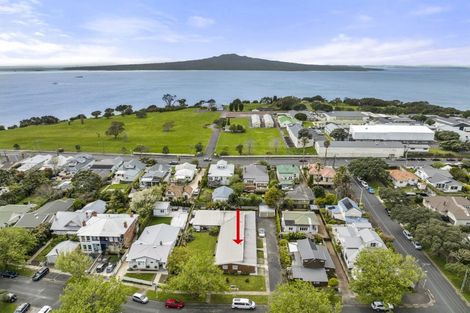 Photo of property in 2/6 North Avenue, Narrow Neck, Auckland, 0624