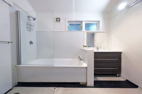 Photo of property in 26 Cave Road, Houghton Bay, Wellington, 6023