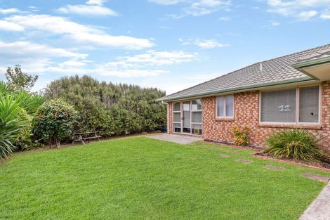 Photo of property in 15 Breaker Grove, Waiuku, 2123