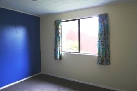 Photo of property in 25 Fernhaven Grove, Newlands, Wellington, 6037