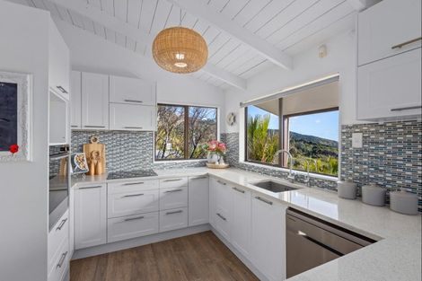 Photo of property in 22 Pendrell Road, Piha, New Lynn, 0772