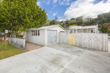 Photo of property in 64 Pinehaven Road, Pinehaven, Upper Hutt, 5019