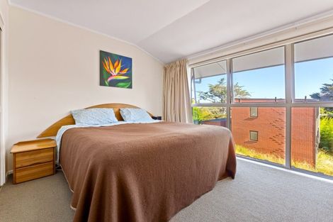 Photo of property in 11 Springbank Lane, Te Atatu Peninsula, Auckland, 0610