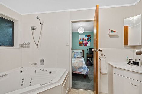 Photo of property in 4 Rehia Road, Massey, Auckland, 0614