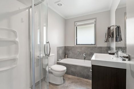 Photo of property in 8 Grenache Way, Kumeu, 0810