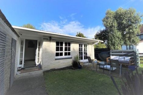 Photo of property in 3/220 East Coast Road, Forrest Hill, Auckland, 0620