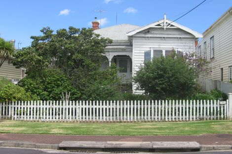 Photo of property in 19 Saint Leonards Road, Devonport, Auckland, 0624